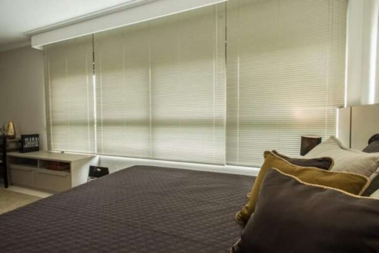 54- As quatro persianas para quarto em l&acirc;minas de alum&iacute;nio bege foram instalados em bando de gesso. Fonte: Rico Mendon&ccedil;a Arquitetura