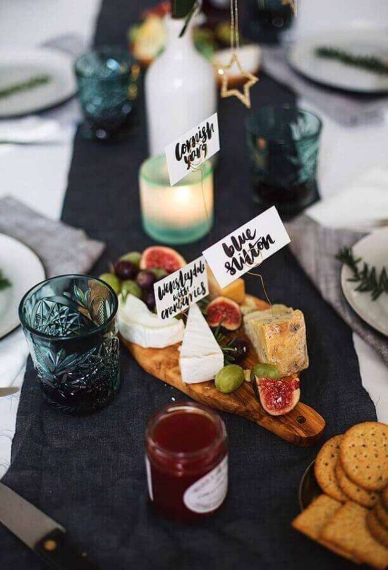 44. Potes de geleia e velas dão um charme especial para a decoração de mesas de frios – Foto: Pinterst