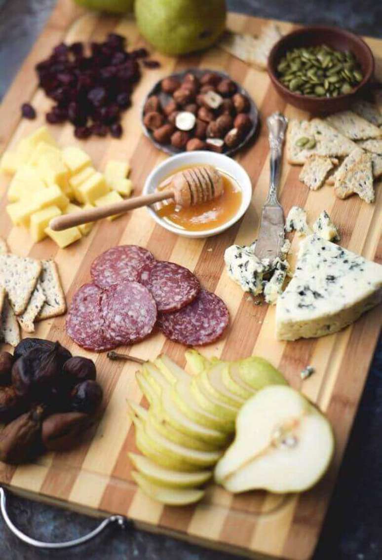 28. Se preferir corte algumas fatias de queijos e frutas para facilitar os convidados a se servir – Foto: Pinterest