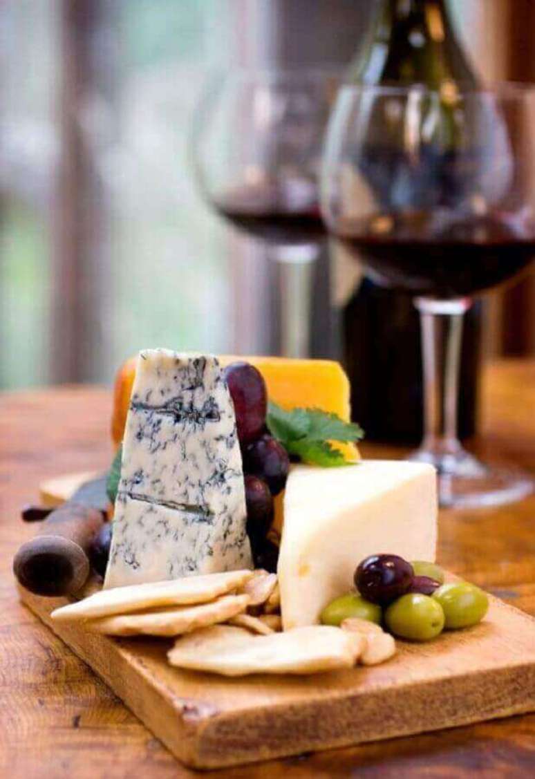 21. A t&aacute;bua de madeira &eacute; muito presente na decora&ccedil;&atilde;o de mesas de frios &ndash; Foto: Archive