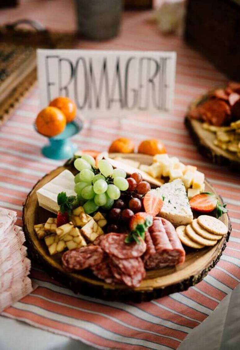 7. Como montar uma mesa de frios e caprichar na decora&ccedil;&atilde;o de sua mesa &ndash; Foto: Pinosy