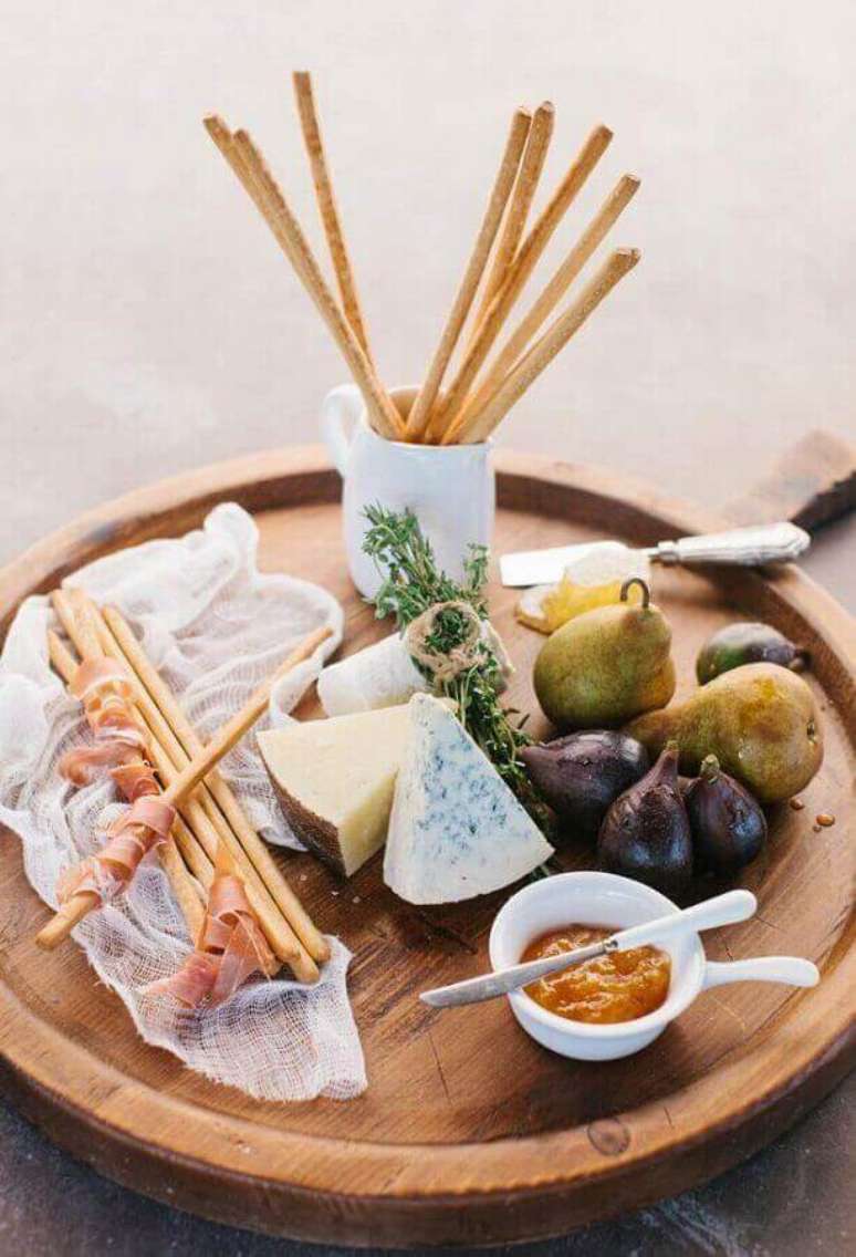 25. Escolha uma bela t&aacute;bua de madeira para a decora&ccedil;&atilde;o de mesa de frios para festa &ndash; Foto: The TomKat Studio