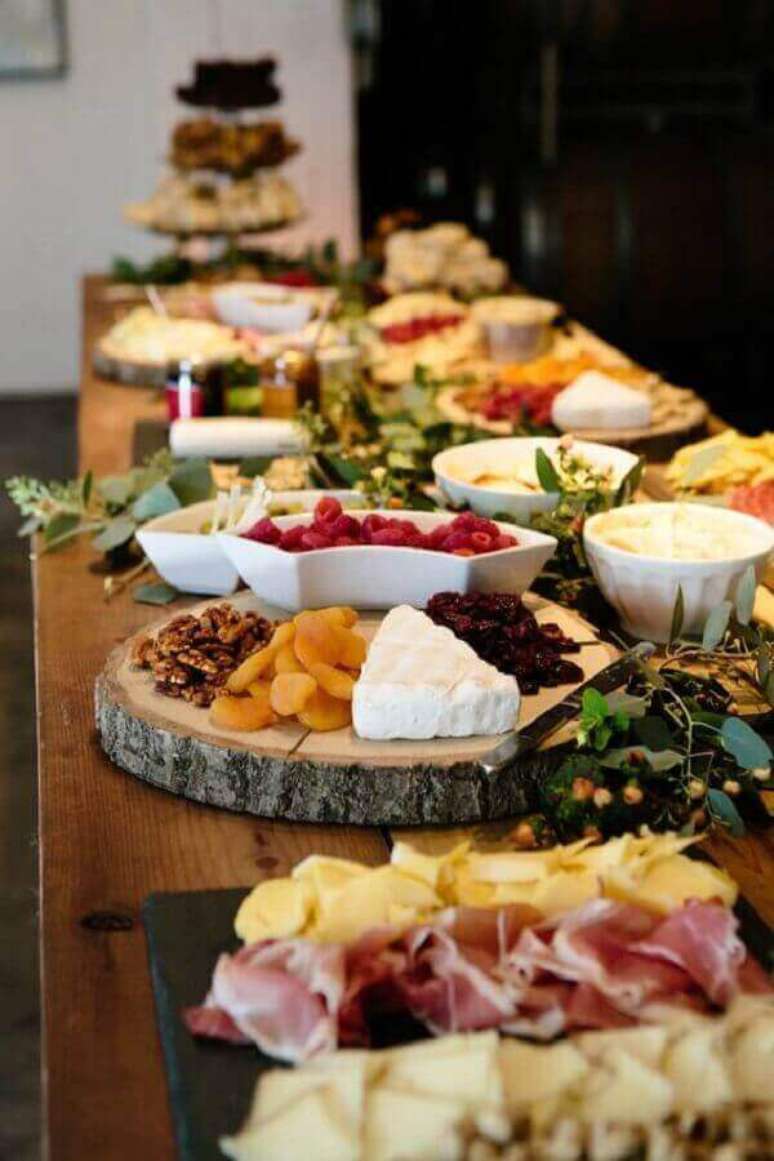 56. Decora&ccedil;&atilde;o de mesa de frios para festa com t&aacute;bua de madeira r&uacute;stica redonda &ndash; Foto: Style Me Pretty