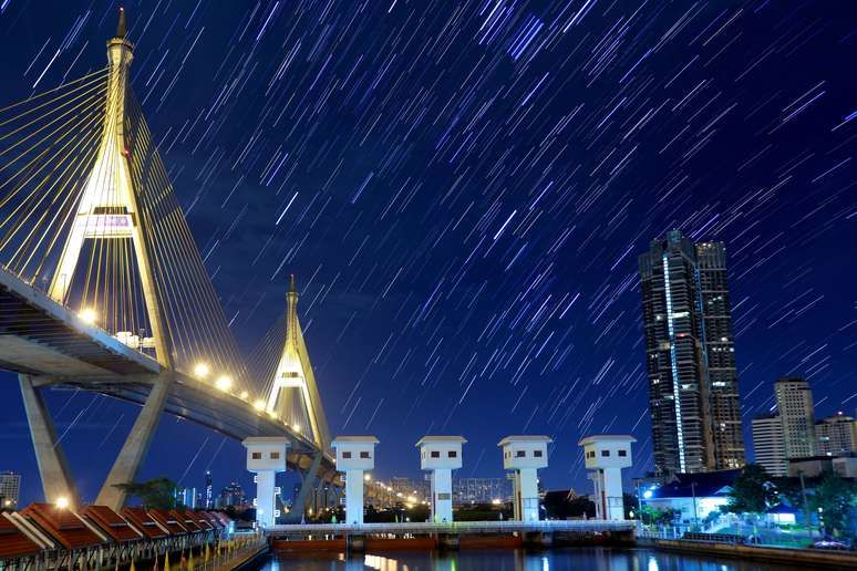 Com os meteoros naturais, grãos de poeira espacial ou pequenas pedras entram no trajeto que a Terra segue ao girar em torno do Sol