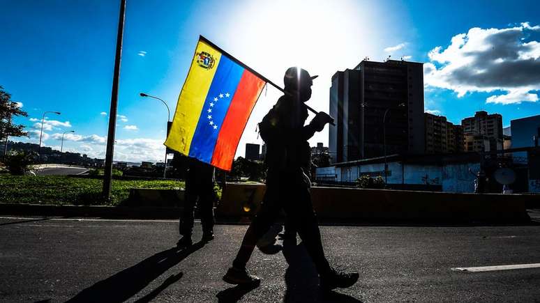População venezuelana tem ido às ruas em atos contra ou a favor do presidente Maduro