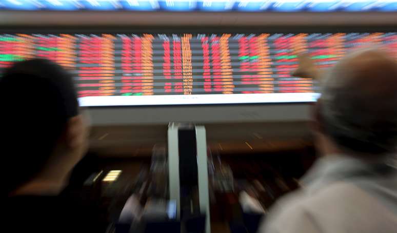 Pessoas observam painel da Bolsa de Valores de São Paulo
07/01/2016
REUTERS/Paulo Whitaker