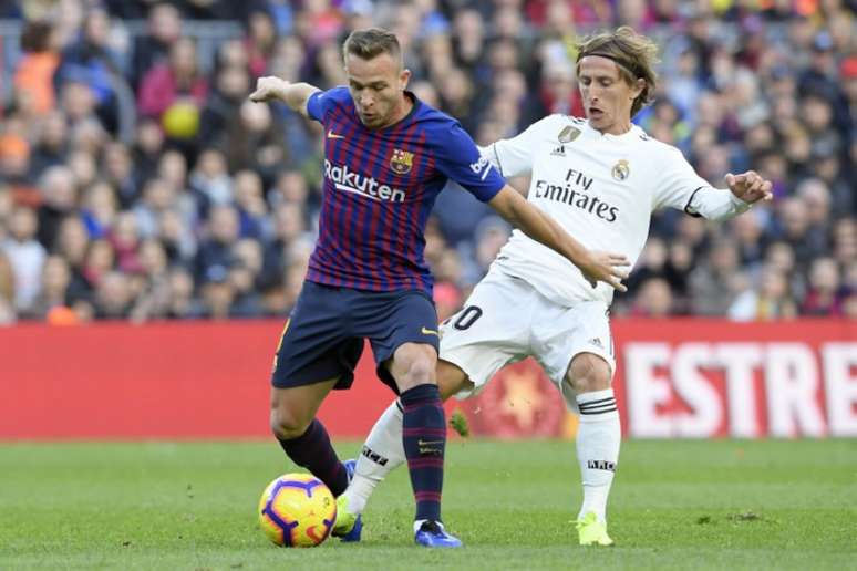 Arthur recebe a marcação de Modric em duelo contra o Real Madrid (Foto: AFP)