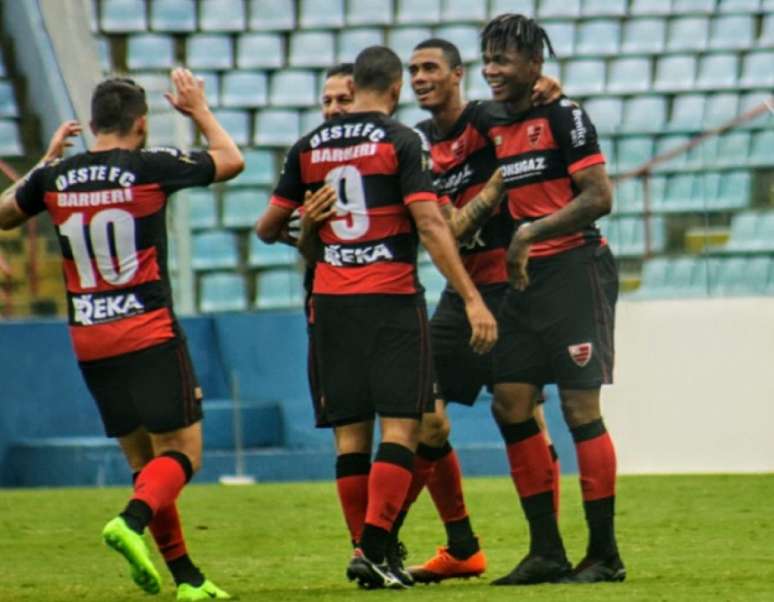 Matheus,à direita, celebra um de seus gols (Jefferson Vieira/Oeste)