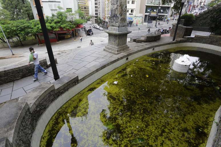  Água no Largo da Memória, que abriga o monumento mais antigo da cidade no centro de São Paulo, na manhã desta quarta-feira, 13. O Governo do Estado iniciou nesta segunda-feira, 11, a Semana de Mobilização de Combate ao Aedes aegypti, transmissor da dengue, chikungunya e zika vírus. A medida integra o Plano Estadual para enfrentamento ao mosquito, que prevê ações integradas entre as secretarias da Saúde, Educação, Infraestrutura e Meio Ambiente, Defesa Civil, Agência de Transporte do Estado de SP (Artesp), além de apoio das prefeituras e da população paulista.