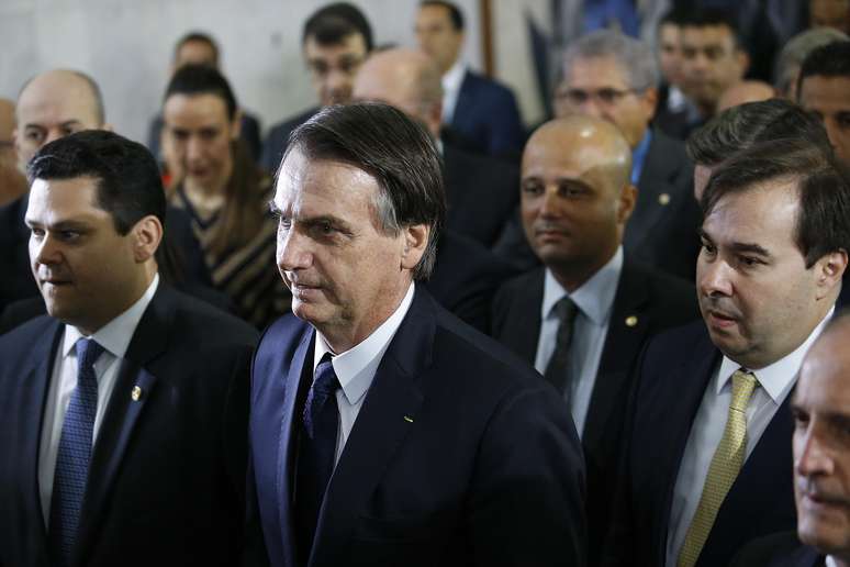 O presidente da República, Jair Bolsonaro (PSL), acompanhado dos presidentes do Senado, Davi Alcolumbre (DEM-AP)(e), e da Câmara dos Deputados, Rodrigo Maia (DEM-RJ)(2º/d), do ministro da Casa Civil, Onyx Lorenzoni (d), e de integrantes da base aliada do governo, na chegada ao Salão Verde para entrega da Proposta de Emenda à Constituição (PEC) da reforma da Previdência, no Congresso Nacional, em Brasília