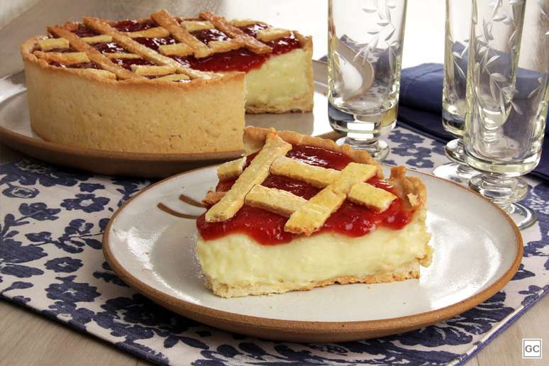 Torta cremosa com geleia de morango