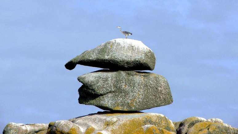 Esta pedra nas ilhas Scilly, onde John Deason nasceu, &eacute; chamada de 'chap&eacute;u de Deason'. Alguns moradores acreditam que haja uma pepita de ouro debaixo dela