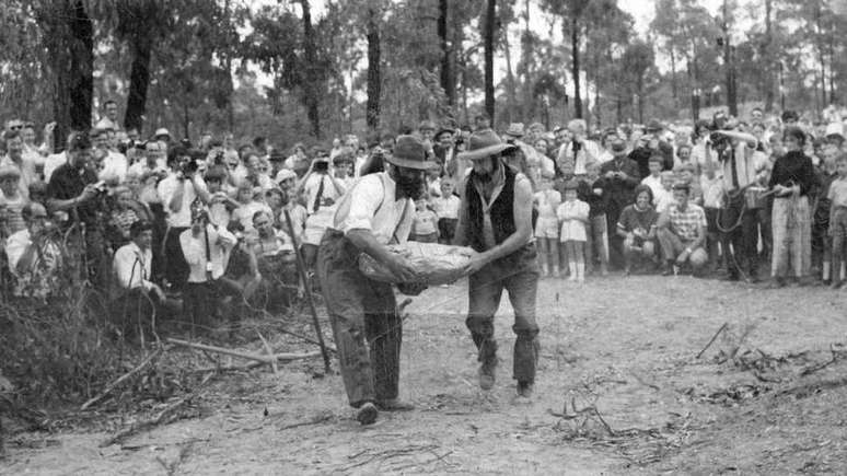 Descendentes dos garimpeiros reencenam o momento em que a pepita &eacute; encontrada