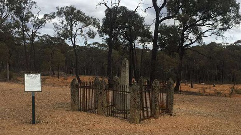 Este marco indica o local onde a pepita foi achada