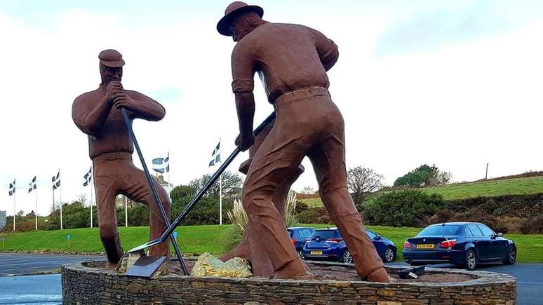 Uma est&aacute;tua representa o momento da descoberta