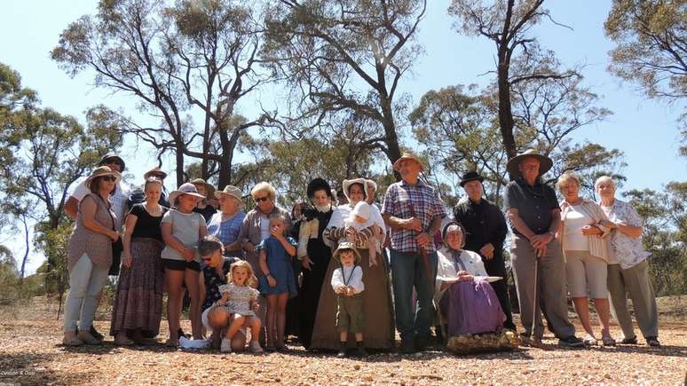 A cena recriada pelos descendentes atuais, inclusive usando o p&eacute; de cabra original