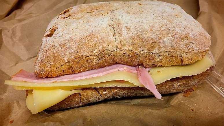 Alimentos que fazem parte da dieta cotidiana da maioria das pessoas estão fora do cardápio de Debbie - muitas vezes por mais de um motivo
