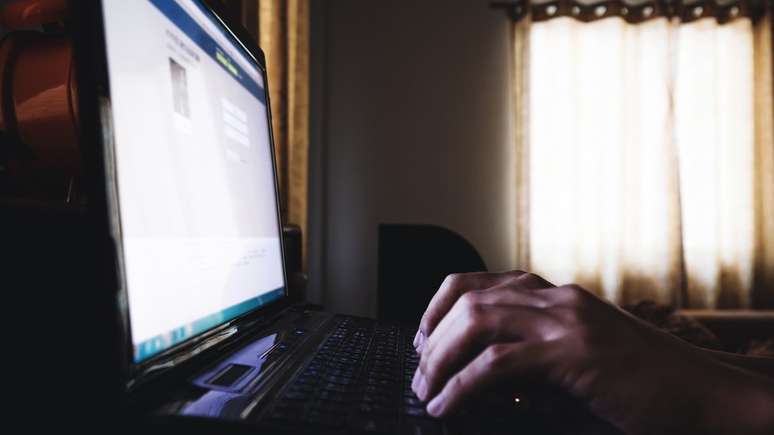 A vendora Marta, de 47 anos, manteve relacionamento com 'fake' que a adicionou no Facebook