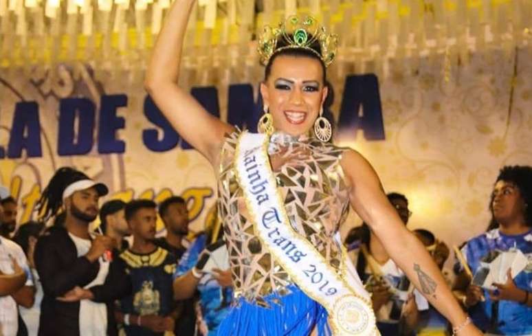 Diante de discriminação, Kakah Morena faz história no carnaval de São Paulo e diz lutar pela inclusão de transexuais em altos cargos das escolas de samba.
