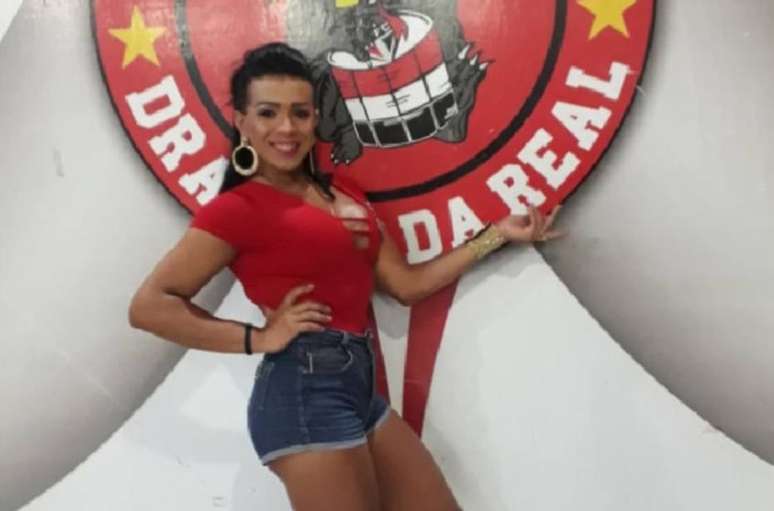 Kakah Morena é passista da Dragões da Real há seis anos e encara preconceitos na escola de samba.