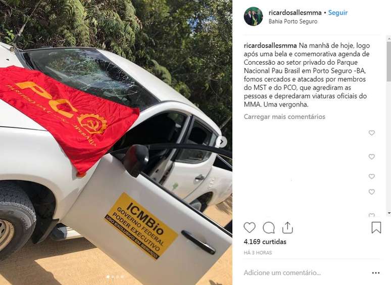 Foto publicada pelo Ministro do Meio Ambiente, Ricardo Salles, mostra carro com o vidro quebrado e bandeira do Partido da Causa Operária (PCO) em cima, durante visita ao Parque Nacional do Pau Brasil, em Porto Seguro (BA)