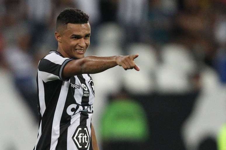 Erik marcou dois gols na vitória do Botafogo.