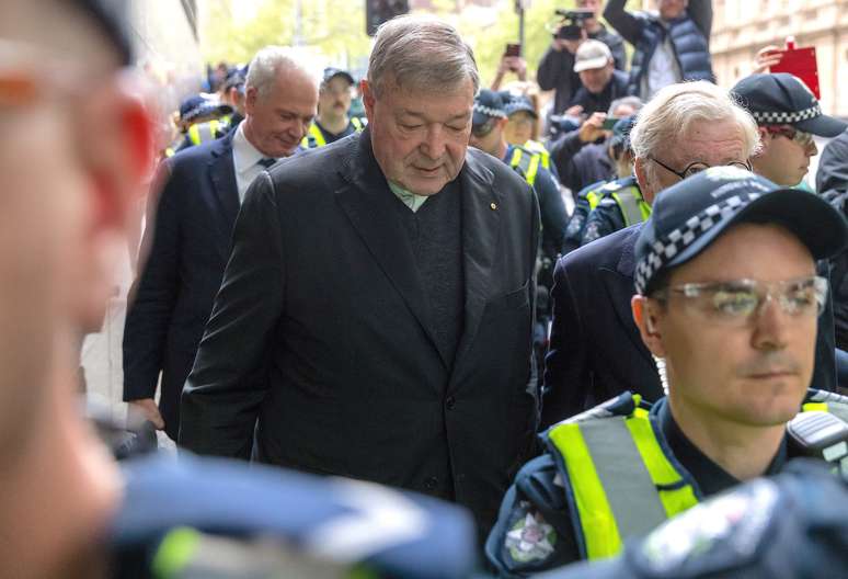 Cardeal George Pell deixa tribunal em Melbourne
06/10/2017 REUTERS/Mark Dadswell