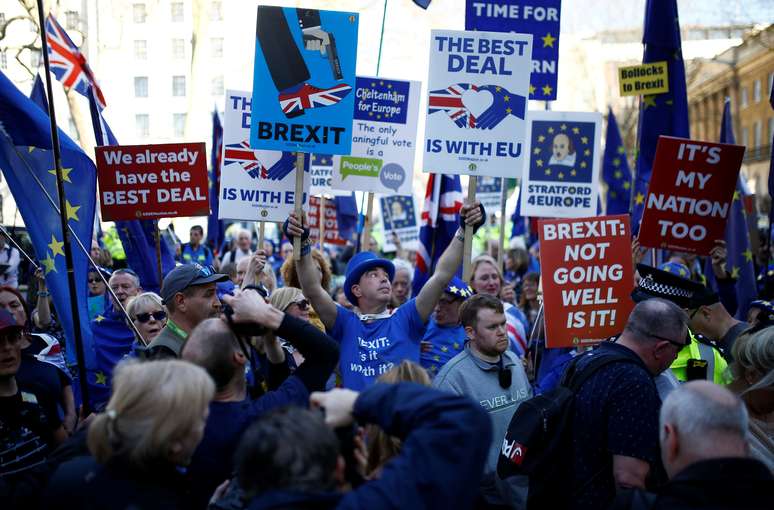 Manifestantes contra o Brexit protestam perto da resid&ecirc;ncia oficial da primeira-ministra
27/02/2019
REUTERS/Henry Nicholls