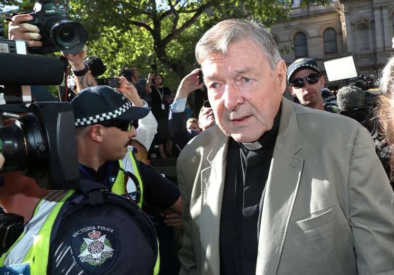 O cardeal Pell quando chegava à corte em Melbourne