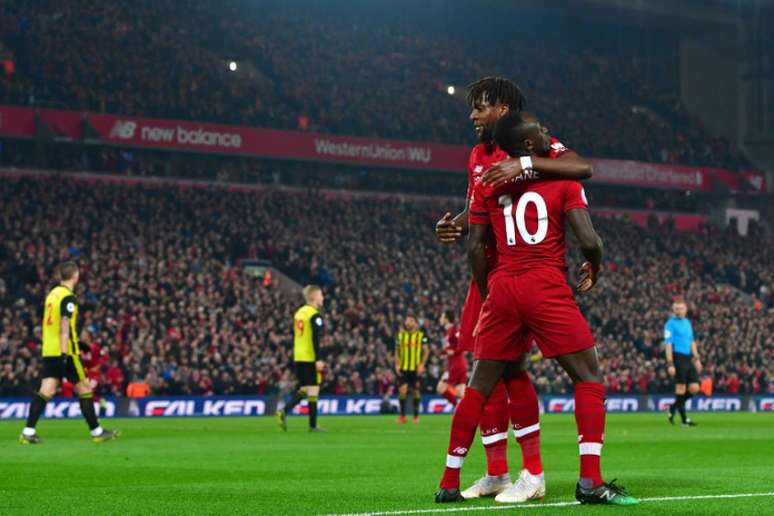 Reds golearam e seguem na briga (Foto: ANTHONY DEVLIN / AFP)