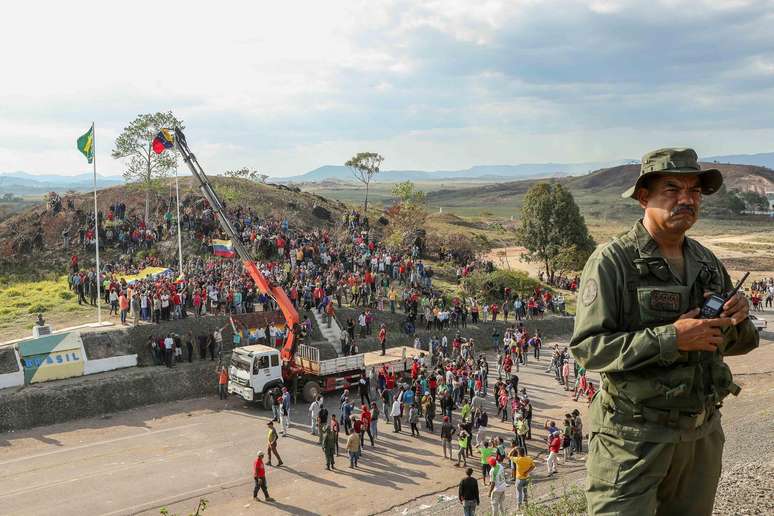 Manifestantes pró-Maduro fazem ato na fronteira entre Brasil e Venezuela, na região de Pacaraima, em Roraima, para hastear a nova bandeira venezuelana no mastro na divisa dos dois países