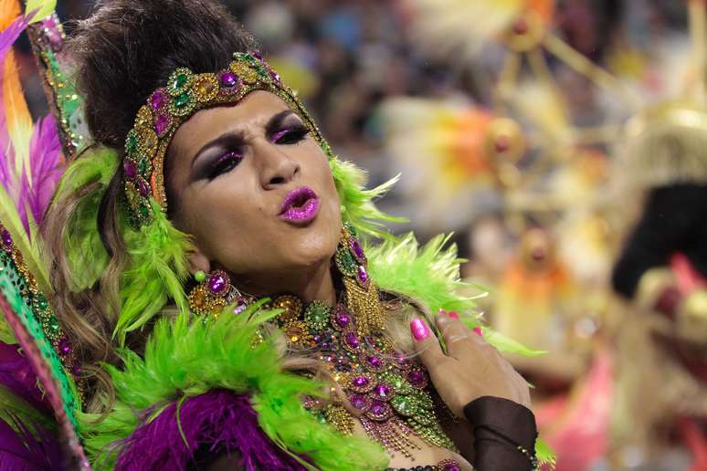 Aline de Oliveira, rainha de bateria da Mocidade Alegre, desfila hoje pelo Anhembi