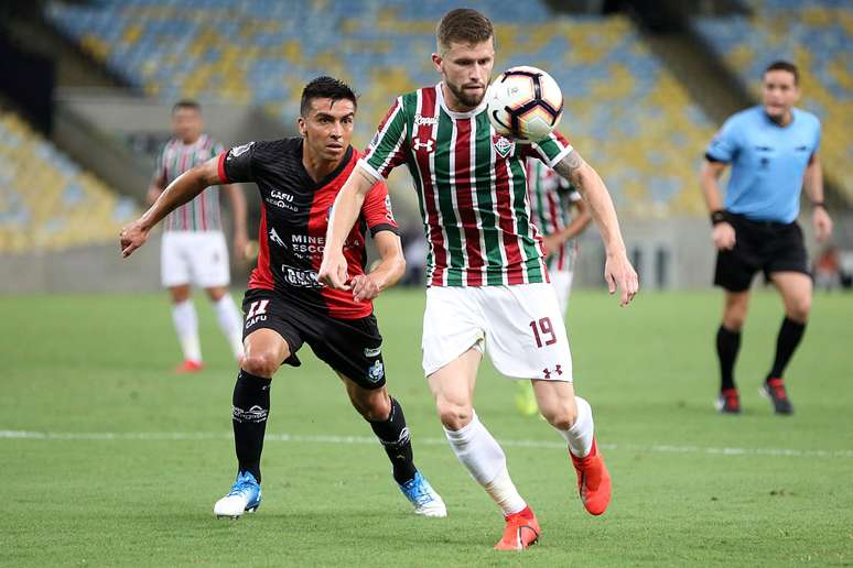 Caio Henrique, do Fluminense, disputa lance com Gonzalo Fierro, do Antofagasta, em partida v&aacute;lida pela primeira fase da Copa Sul-Americana, no est&aacute;dio do Maracan&atilde;, na zona norte do Rio de Janeiro, nesta ter&ccedil;a-feira, 26.
