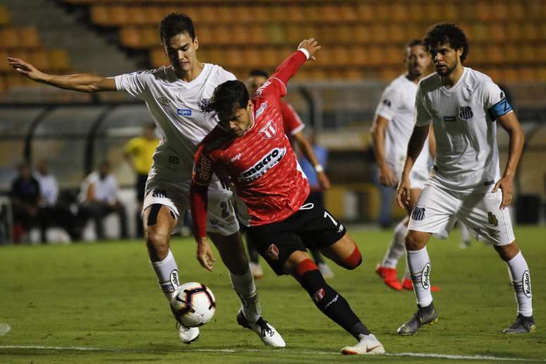 Aguilar, do Santos, em partida contra o River Plate, do Uruguai, válida pela primeira fase da Copa Sul-Americana 2019, realizada no Estádio do Pacaembu, zona oeste da capital paulista, nesta terça-feira (26).