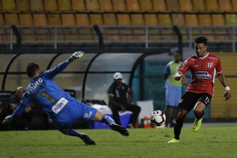 Mauro da Luz, do River Plate, do Uruguai, marca gol em partida contra o Santos, válida pela primeira fase da Copa Sul-Americana 2019, realizada no Estádio do Pacaembu, zona oeste da capital paulista, nesta terça-feira (26).