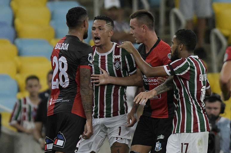 Luciano, do Fluminense, e Balboa, do Antofagasta, em partida válida pela primeira fase da Copa Sul-Americana, no estádio do Maracanã, na zona norte do Rio de Janeiro, nesta terça-feira, 26.