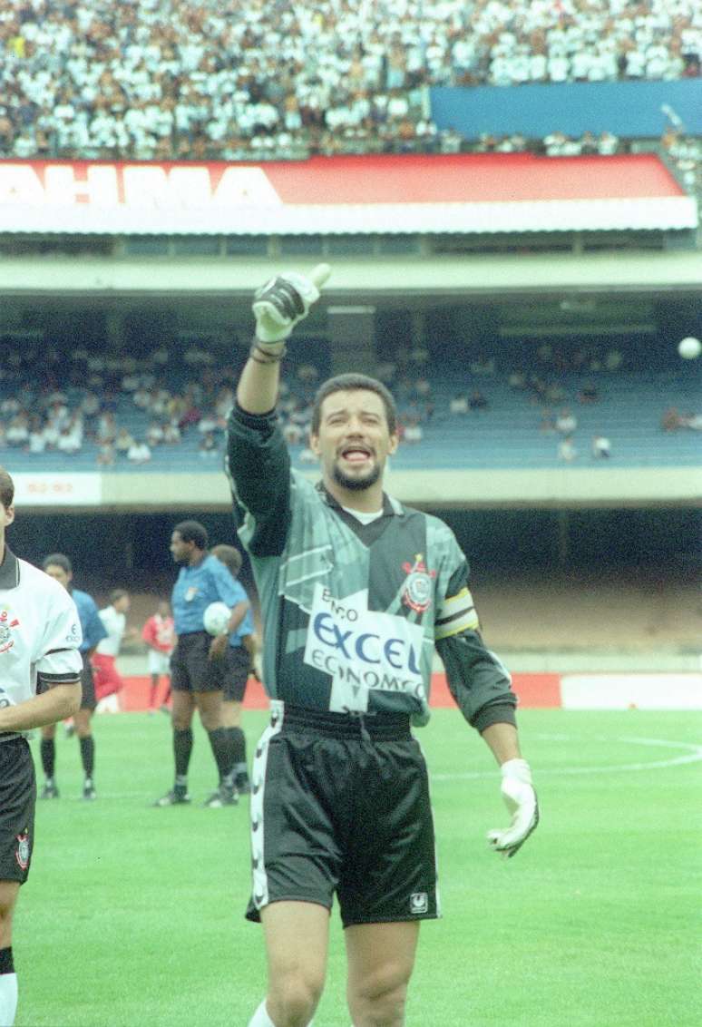 Ronaldo, goleiro do Corinthians, durante a partida contra o Santos FC, válido para o Campeonato Paulista 1997