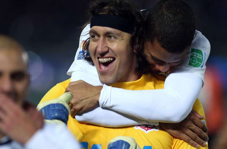 O goleiro Cássio comemora a conquista do título do Mundial de Clubes da Fifa 2012 pelo Corinthians, após a vitória sobre o Chelsea no Japão, no Nissan Stadium, Yokohama. O time venceu a partida por 1 a 0, com gol de Paolo Guerrero.