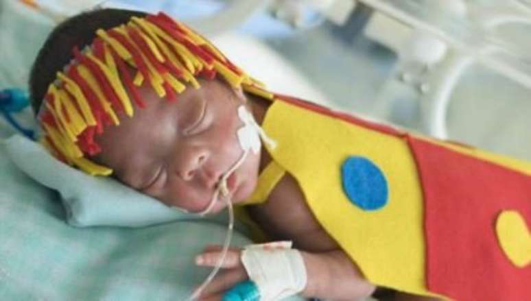Hospital fantasia bebês da UTI Neonatal para o carnaval