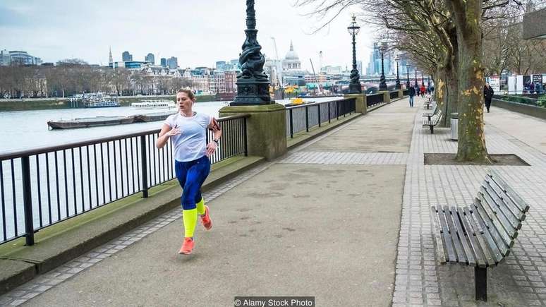 Correr ou caminhar em volta do quarteirão no horário de almoço é uma boa maneira de se exercitar