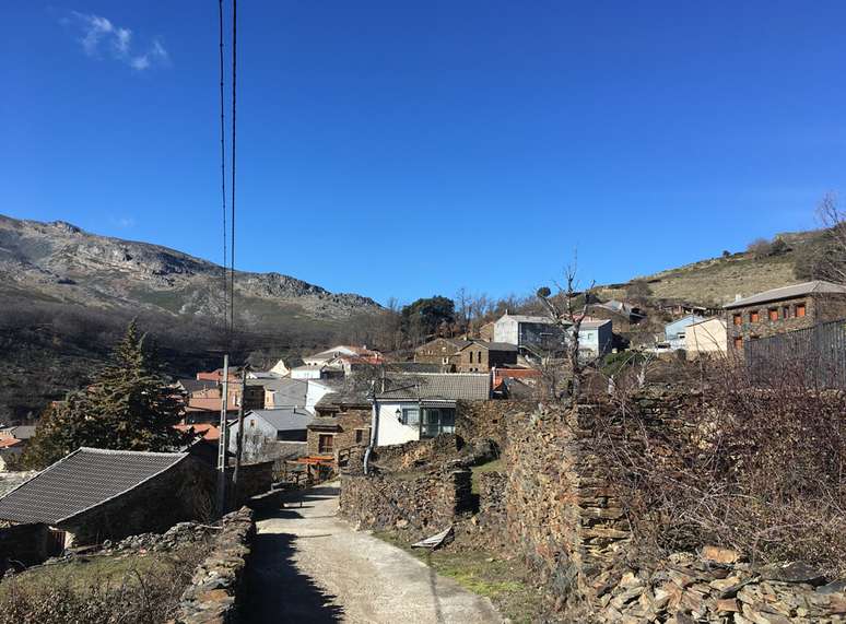 Imagem mostra o vilarejo de Pradena de Atienza, um dos muitos que sofrem com o despovoamento e com a solid&atilde;o na Espanha
