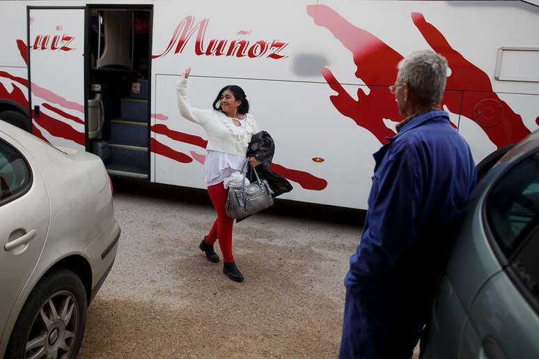Fazendeiro assiste a chegada de uma das caravanas: Solu&ccedil;&atilde;o para encontros faz sucesso, mas tamb&eacute;m gera cr&iacute;ticas