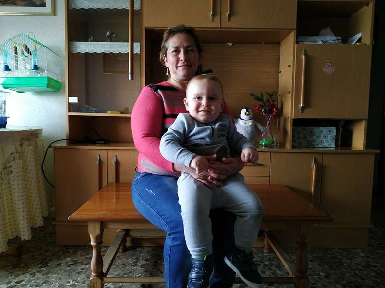 Maria, que conheceu Antonio h&aacute; seis anos gra&ccedil;as a uma Caravana do Amor, mostra o beb&ecirc; fruto do relacionamento