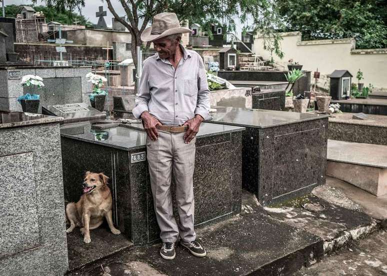 Darcy Dias da Cunha no cemitério, à espera do corpo da filha Rosária