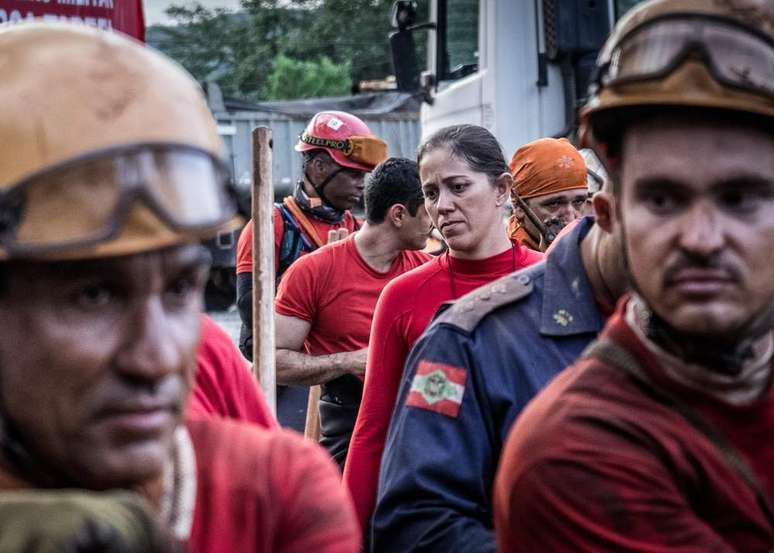 Exaustos, bombeiros retornam à base, após outra longa jornada de trabalho