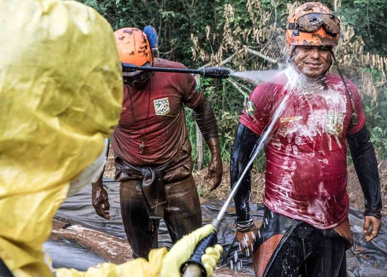 Bombeiros tinham de passar por lavagem para minimizar o risco de contaminação