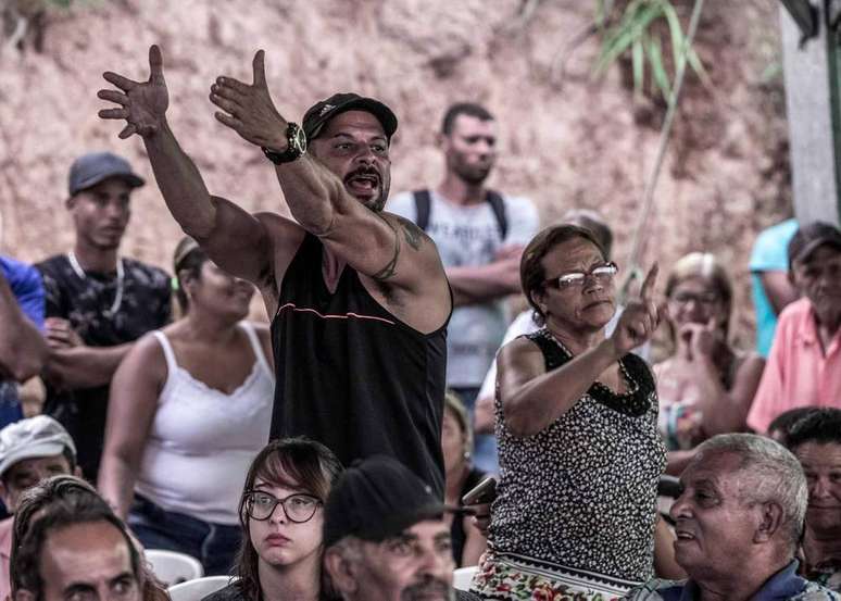 Moradores fizeram pedidos durante a reunião, mas não foram atendidos