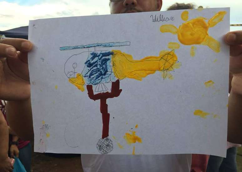 William, de sete anos, desenhou helicóptero dos bombeiros durante resgate