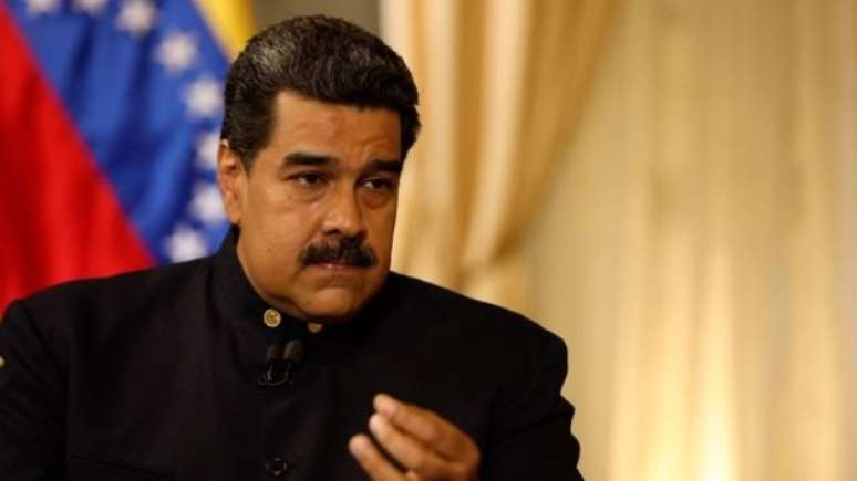 O governo de Maduro, apoiado por 14 nações, considera que os movimentos de Guaidó são uma tentativa de golpe de Estado, dirigida pelos Estados Unidos.