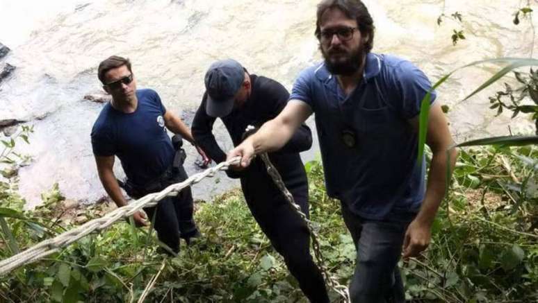 Guardas municipais de Jaguariúna (SP) durante o resgate do corpo de Buzo, encontrado na beira do Rio Camanducaia